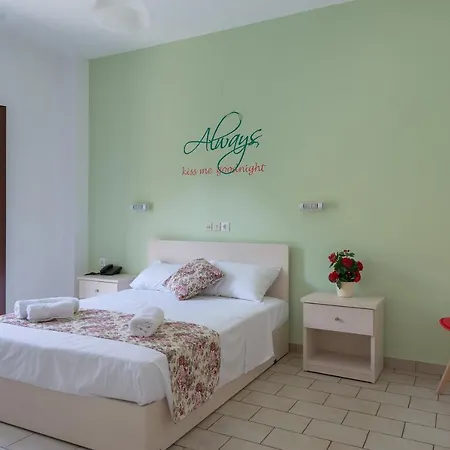 Byron Aparthotel 2*